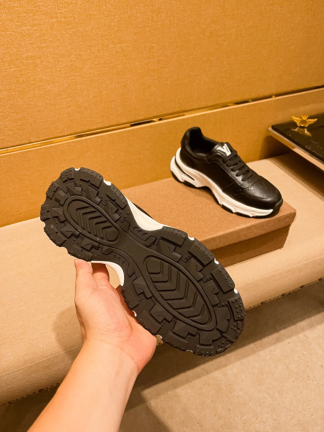 Men's shoes💰 460💰👍[LV]🔥🔝Louis Vuitton, a high-end men's shoe brand, official website 1:1 latest masterpiece: the upper is made of Italian imported first-layer cowhide🔥Official website original special technical cloth fabric matching🔥Original comfortable and breathable lining➕Original designated non-slip outsole🔥Make walking more convenient and comfortable! An exclusive new model, a stunning work, a beautiful 1:1 replica [color] compared to the official quality! Create a fashionable personality to set off your uniqueness! A must-have for trendy men! 🔥, sizes: 38-44. color:.     2⃣️colors available🔥
